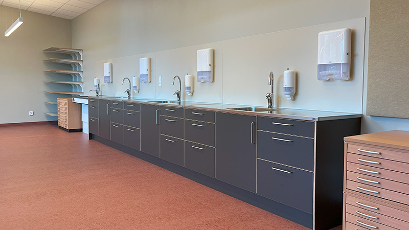 En lång arbetsbänk.