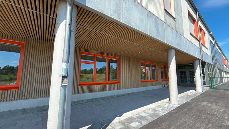 Byggnad med ytterdörrar.