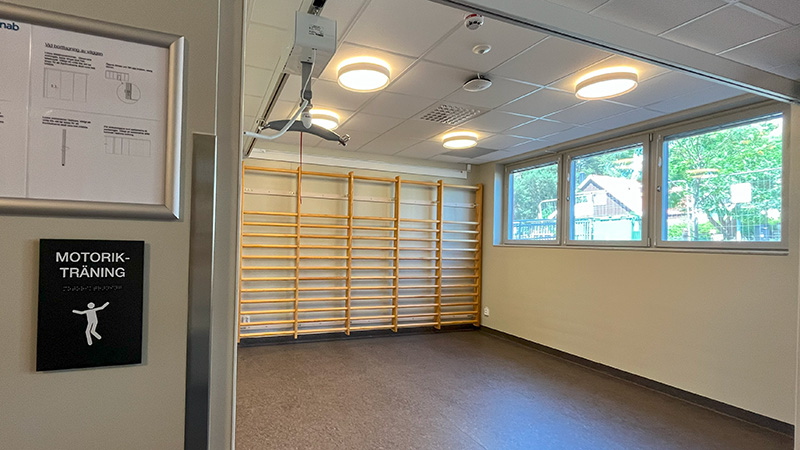 Ribbstolar längs en vägg. Lift i taket.