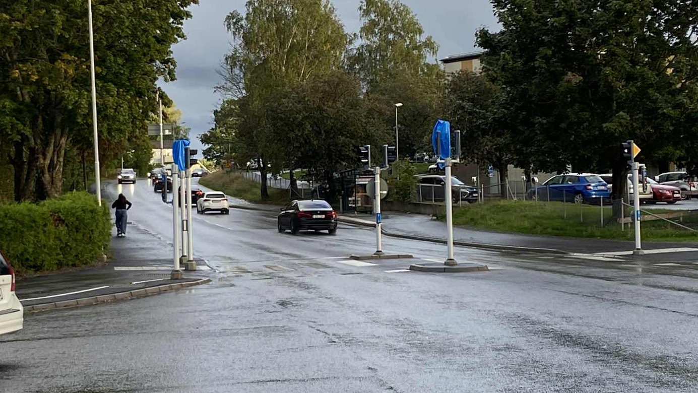 Bilar som passerar korsning med nedsläckta trafikljus