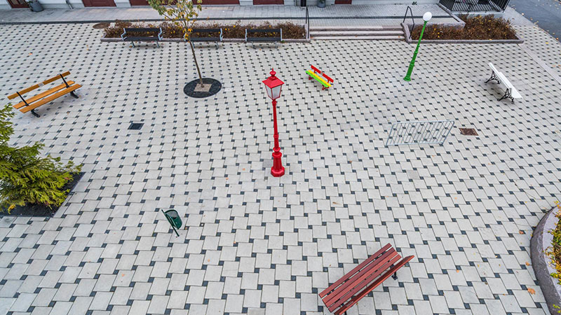 Den konstnärliga gestaltningen Museum för offentliga ting på Stora Arkens torg samlas bänkar, träd och en papperskorg från olika delar av världen.