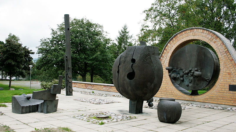 Naturmaskin är en skulpturgrupp i brons