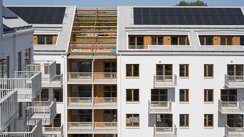 Detaljbild vit fasad av kvarteret Näckrosen i Jordbro