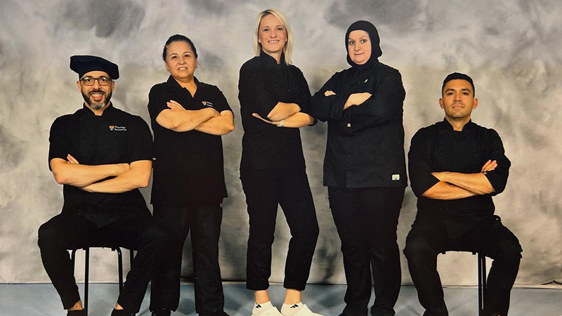 Fem personer i kockkläder.