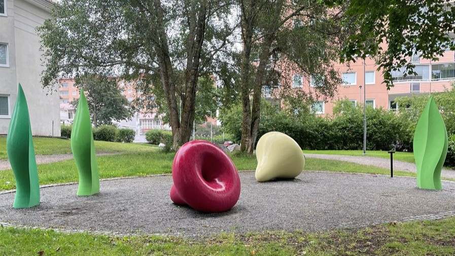 Skulpturer i en park.