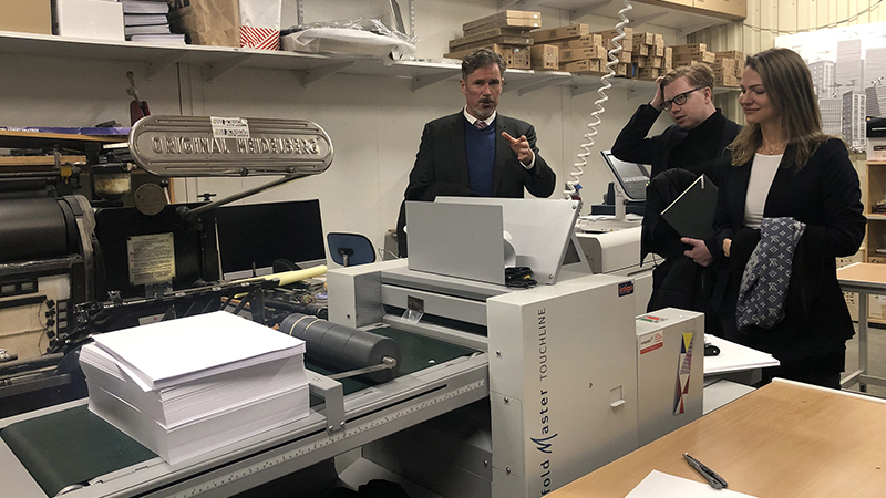 Kommunstyrelsen vid en kopieringsmaskin.