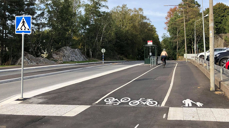 Cyklist på cykelbana utefter det regionala cykelstråket Västerhaningestråket