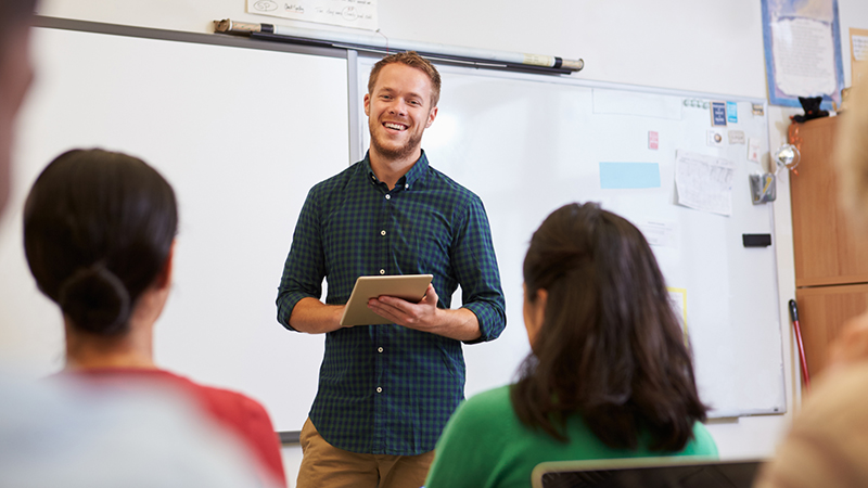 En lärare talar inför vuxna elever