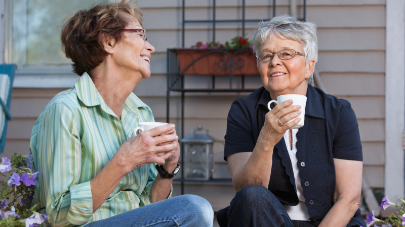 Två äldre kvinnor fikar
