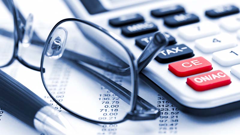 Miniräknare, glasögon och penna