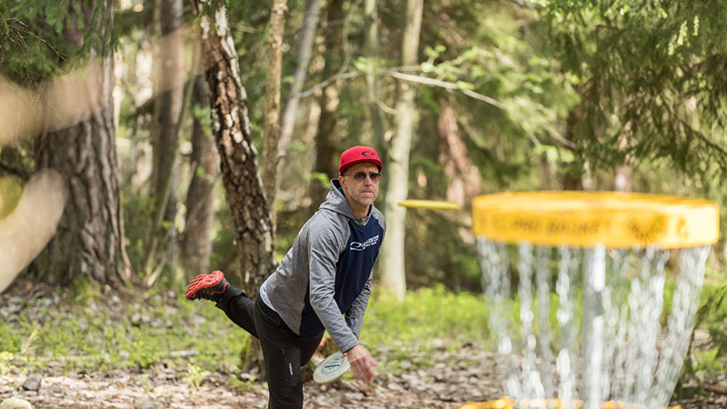 En kille kastar en disc