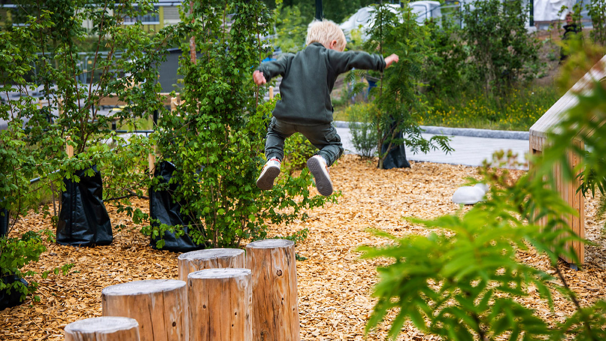 Pojke hoppar från balanslek