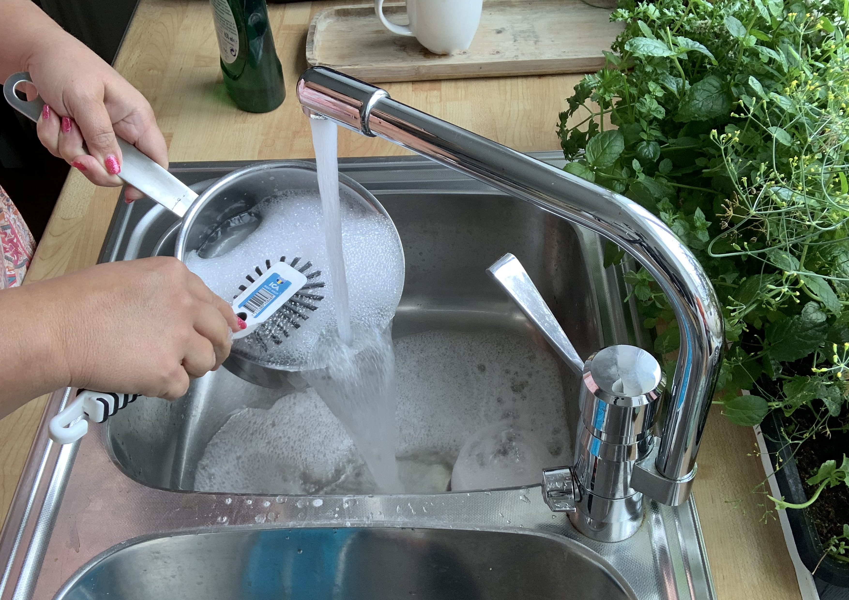 Händer som diskar i diskho