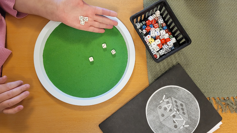 Yatzytärningar på ett bord.