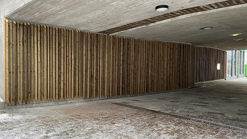 Gångtunnel inklädd i träpanel