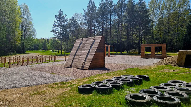 En hinderbana en solig sommardag