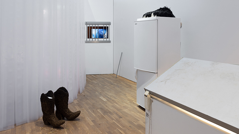 Konstverk där mjölk framställs som kroppsvätska, modersmjölk och handelsvara – en mångtydig symbol som utmanar renhet och kategorisering.