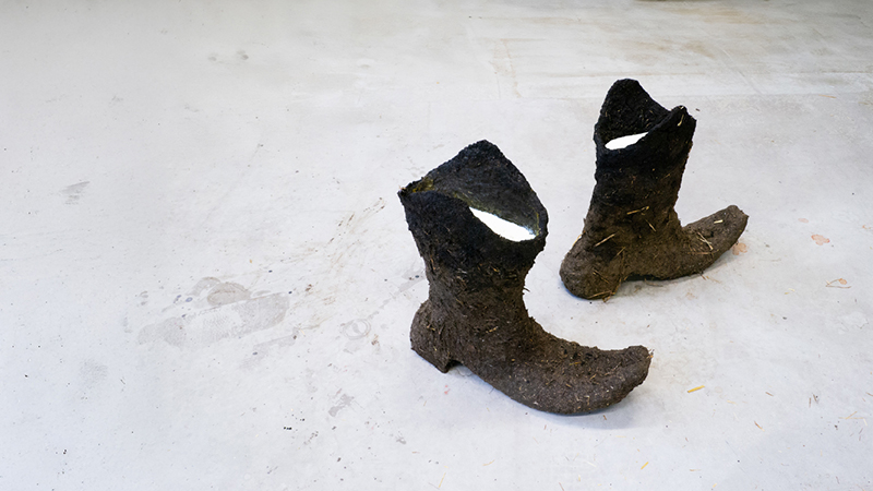 Bild på boots från en konstutställning i Haninge konsthall