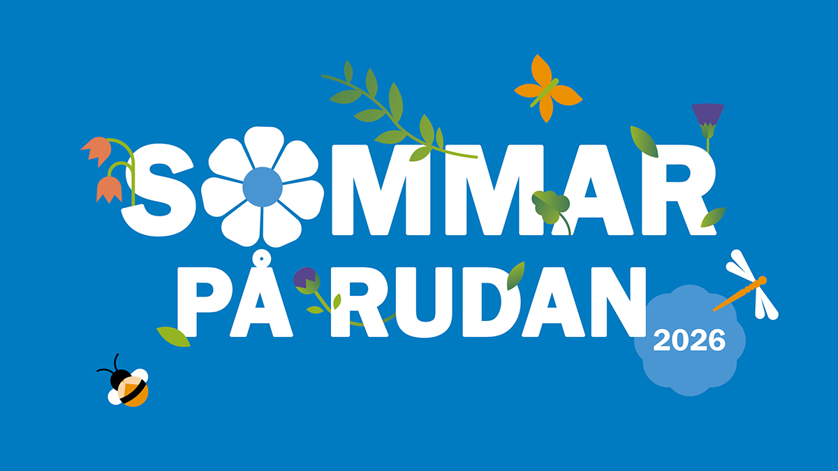 Illustration med texten ”Sommar på Rudan 2026” med blommor, blad, insekt och trollslända på blå bakgrund.
