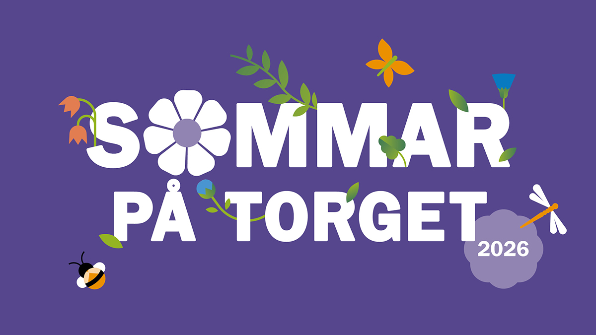 Illustration med texten ”Sommar på torget 2026” på lila bakgrund, dekorerad med tecknade blommor, blad, bi och trollslända.
